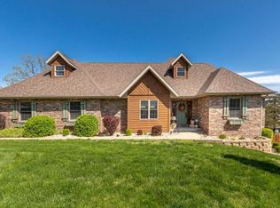 151 Rockpoint Dr, Walnut Shade, MO 65771