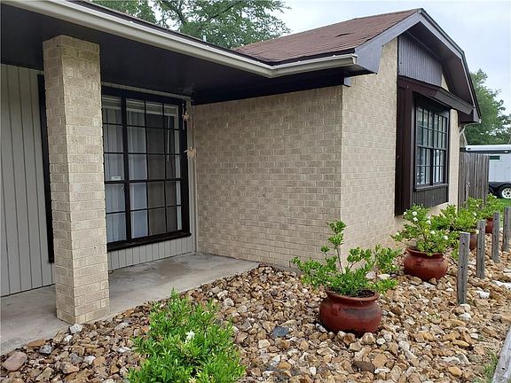 3rd image of 1001 Val Verde Dr