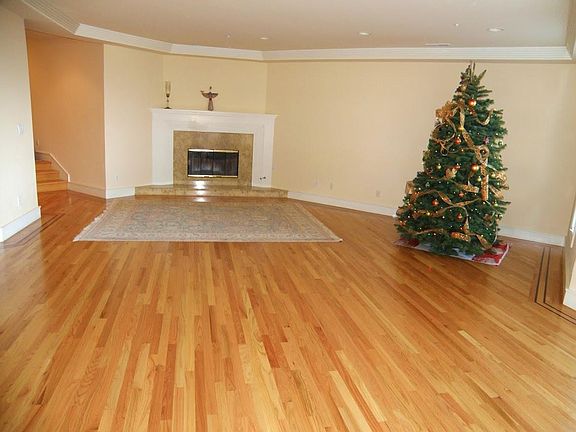 2nd image of 916 Corbett Ave #1