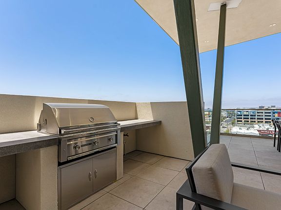 4th image of 3067 N Park Way #213