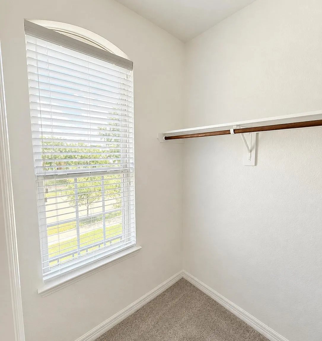 3 bed, 3.5 bath, 4122 sqft, $1,594 — Photo 1