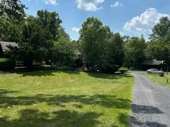 404 Cedar Brook Ln, Sandusky, OH 44870