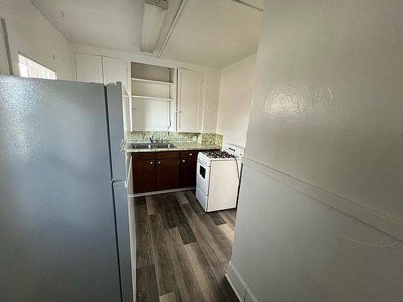 5th image of 1110 E 1st St #2