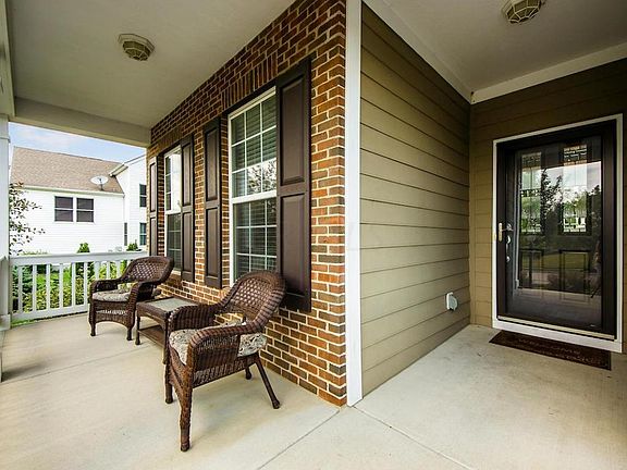4th image of 301 Linden Cir
