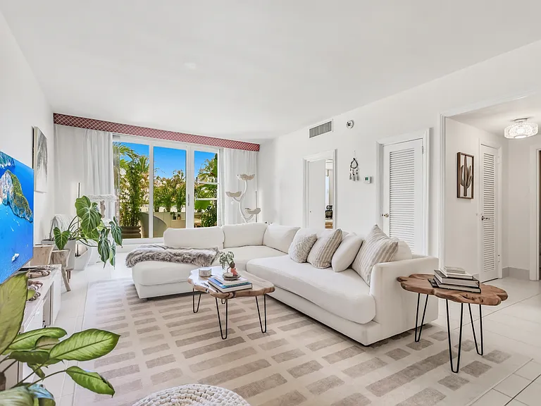 5001 Collins Ave #1K — Photo 2