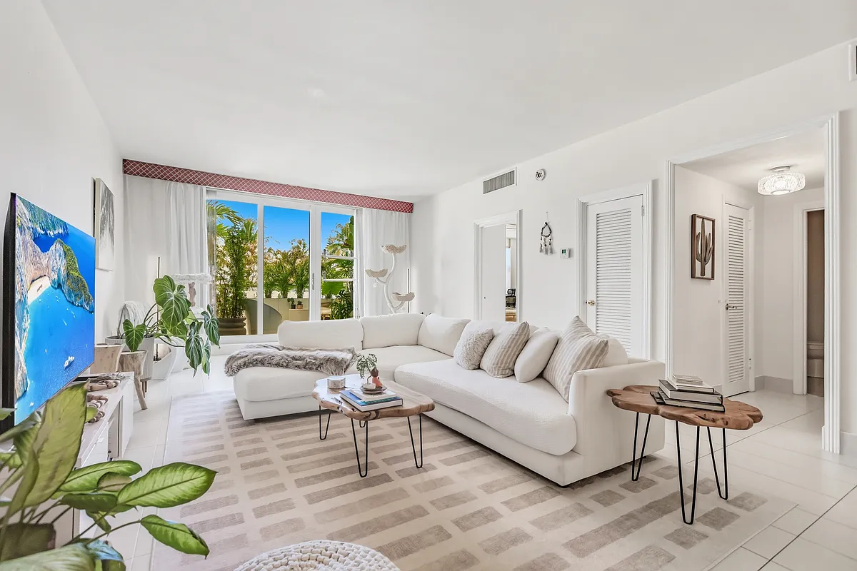 Building Photo - 5001 Collins Ave #1K