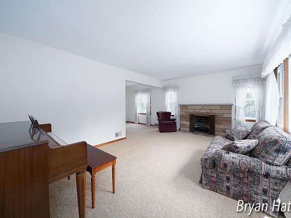 3rd image of 1618 Lotus Ave SE