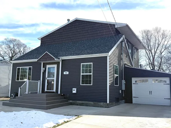 915 9th St NE, Mason City, IA 50401