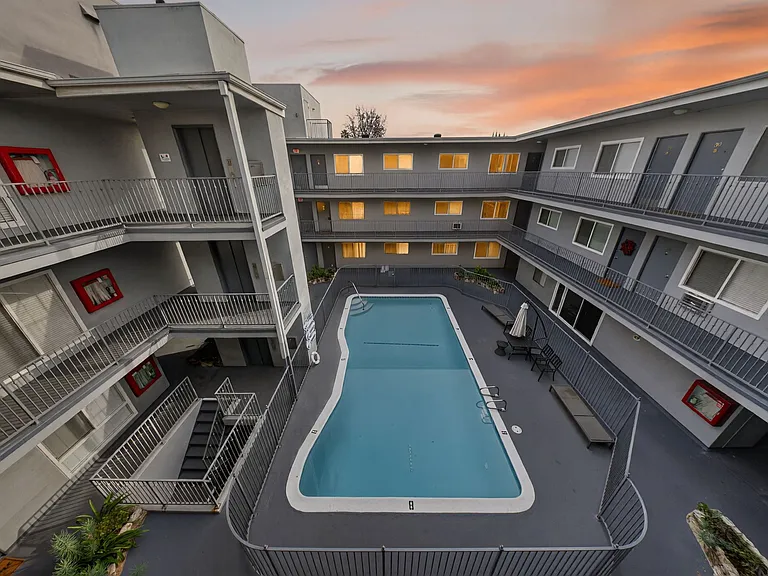 13860 Burbank Blvd — Photo 17