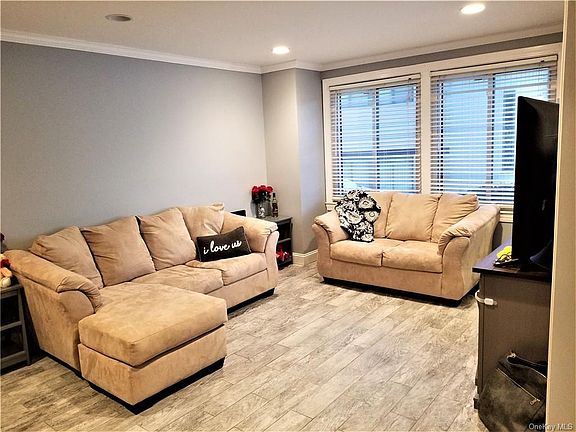 3rd image of 419 Country Club Ln