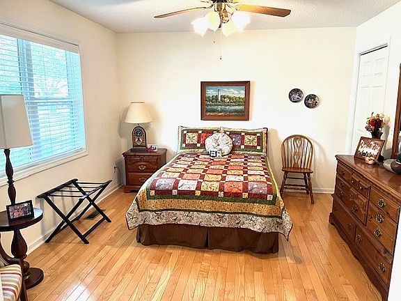 3rd image of 165 Grandview Ln