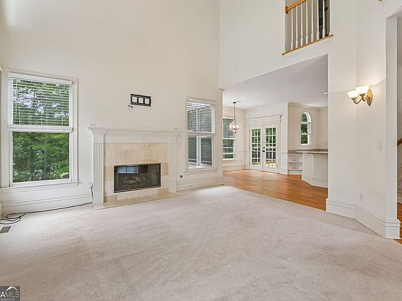 4th image of 905 Yosemite Dr