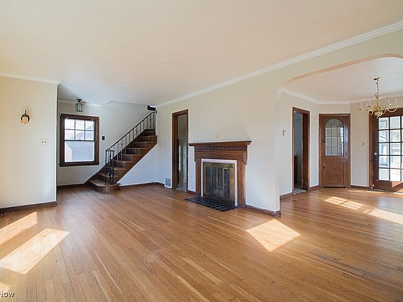 4th image of 165 E 192nd St