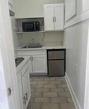 3rd image of 932 Jackson Ave APT 2
