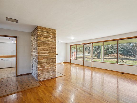 4th image of 290 Borden Dr