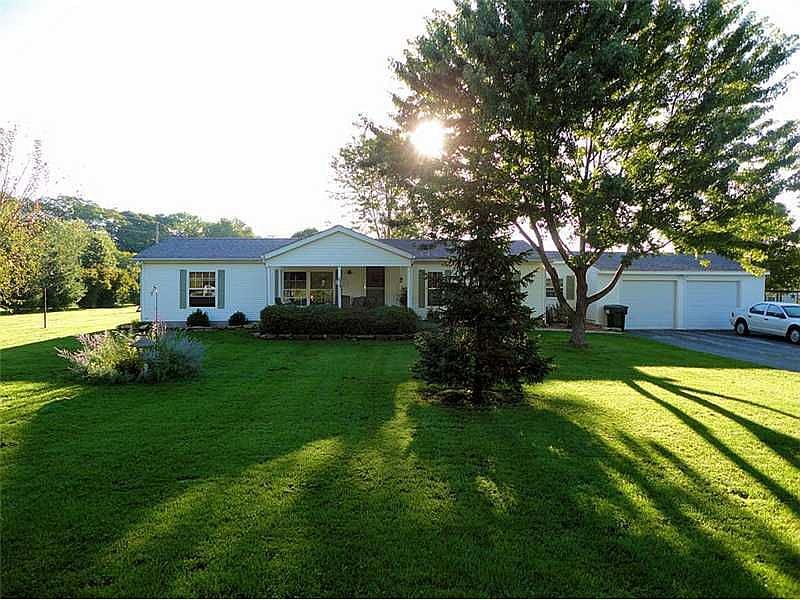 Ranch home on large 1 acre lot in the country!