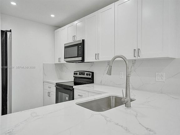 3rd image of 10051 Winding Lake Rd APT 201