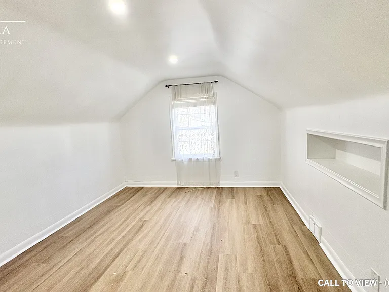 1052 King St E — Photo 7