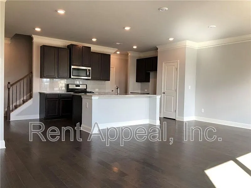 3 bed, 2.5 bath, 1850 sqft, $2,295 — Photo 3