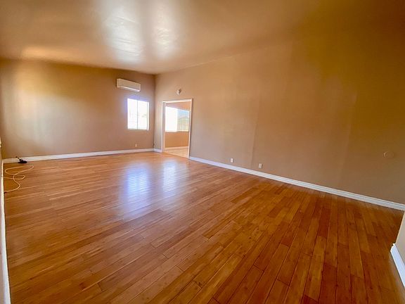 4th image of 536 Willow Ave