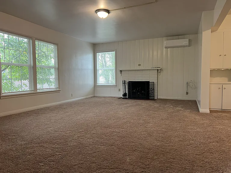 500 N Los Robles Ave #6 — Photo 2