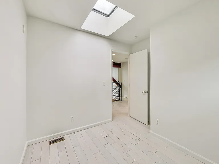 674 23rd St — Photo 18
