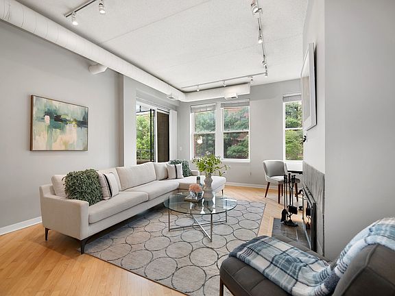 3rd image of 4114 N Lincoln Ave Unit 203