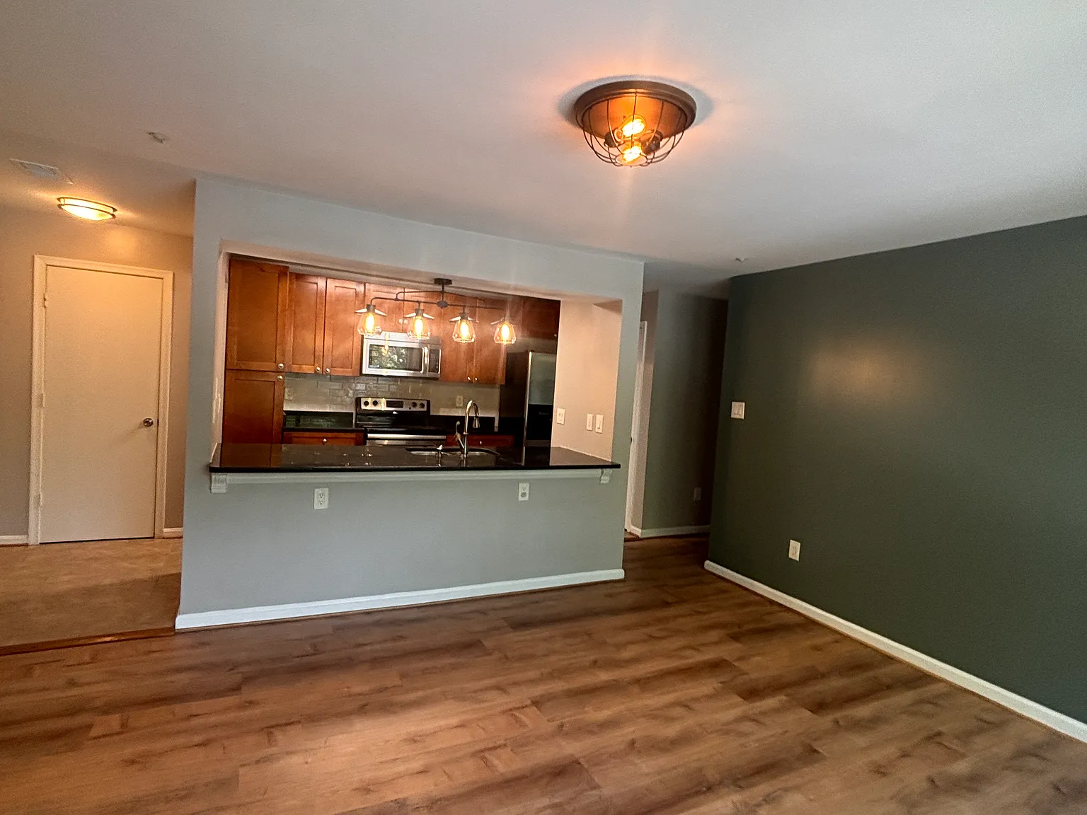 3 bed, 1000 sqft, $2,250 — Photo 3