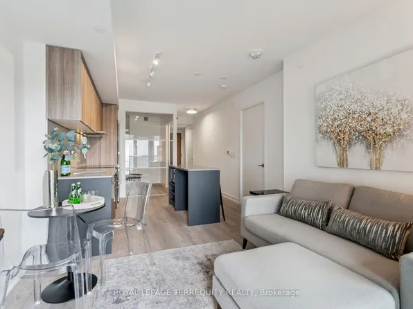 8 Tippett Rd #809, Toronto, ON M3H 0E7