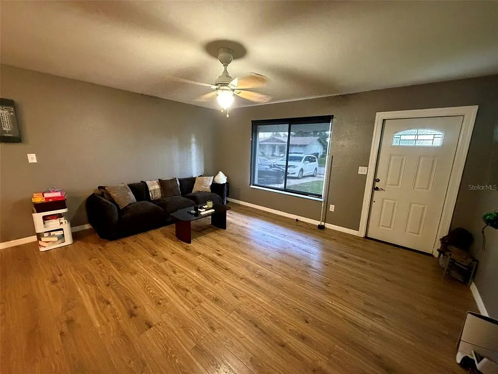 3 bed, 2.0 bath, 1176 sqft, $1,800 — Photo 4