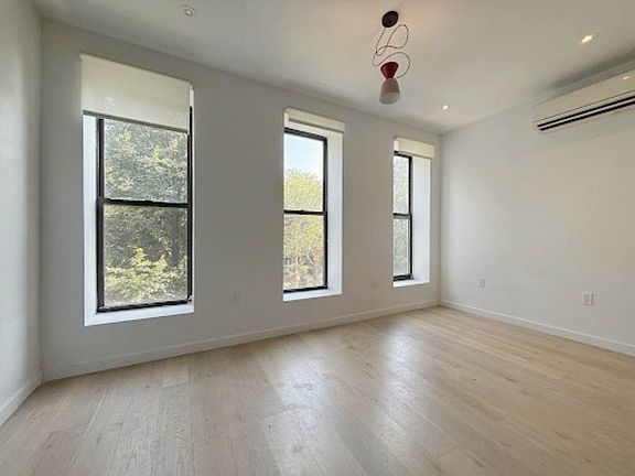 4th image of 563 Putnam Ave #2