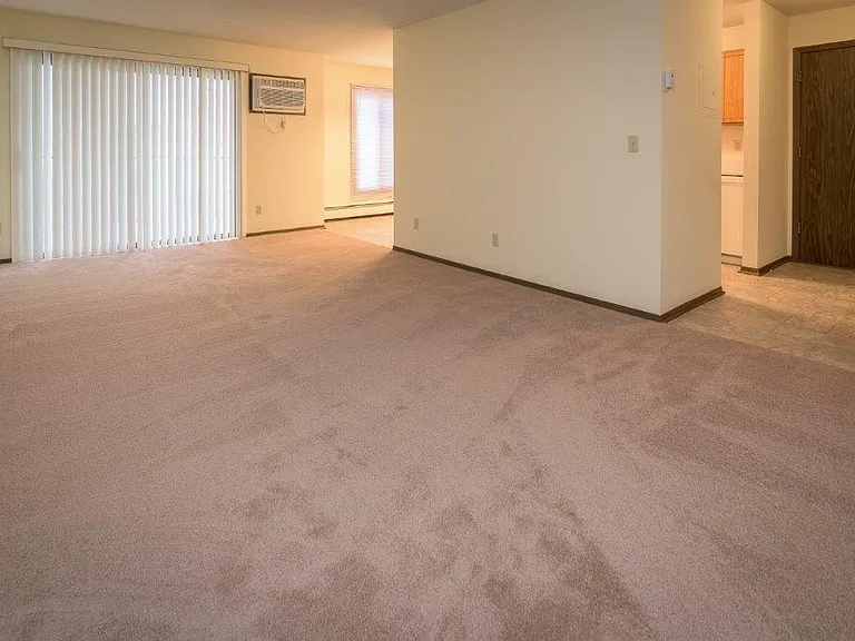 Silver Oaks Court Apartments — Photo 16