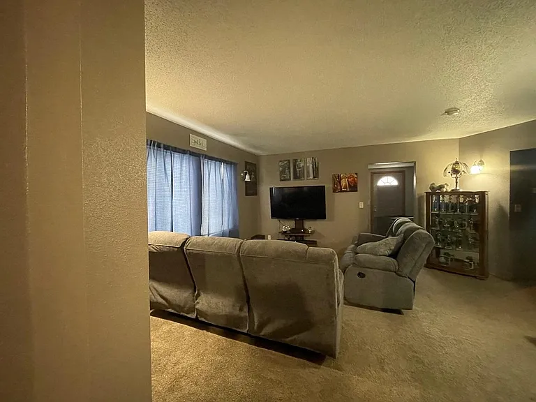 221 E James St — Photo 2