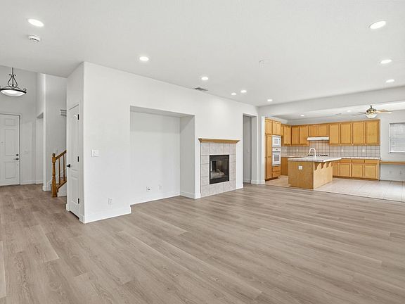 4th image of 381 Honeybell St