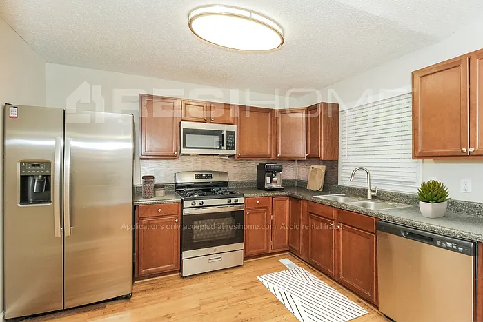4 bed, 2.0 bath, 1868 sqft, $2,100 — Photo 3