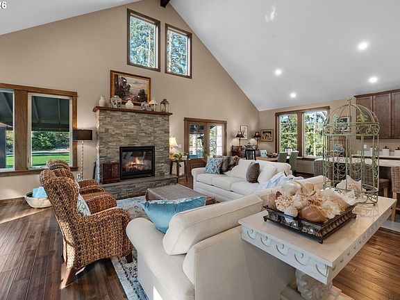 3rd image of 1024 SW Pine Dr