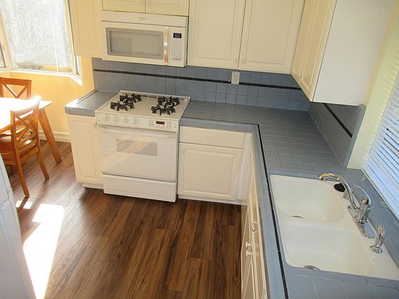 KITCHEN - GAS STOVE & BUILT IN MICROWAVE