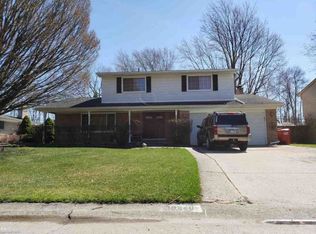 19340 Cheyenne St, Clinton Township, MI 48036