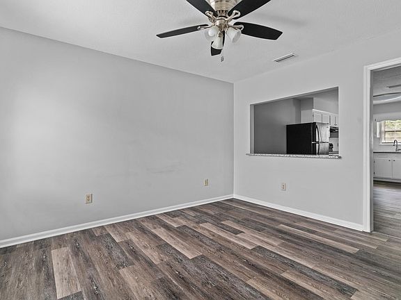 4th image of 8 N Sussex Dr