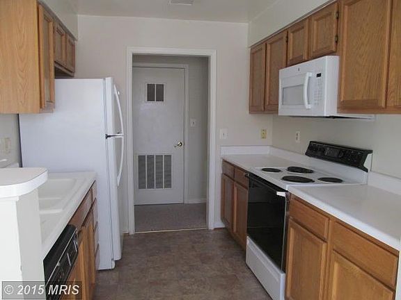 Kitchen - w/new fridge and Microwave