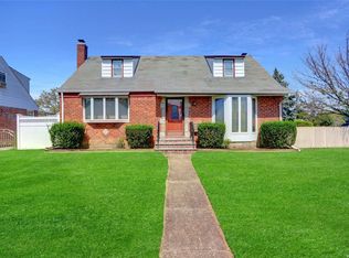 29 Molyneaux Rd, Valley Stream, NY 11580