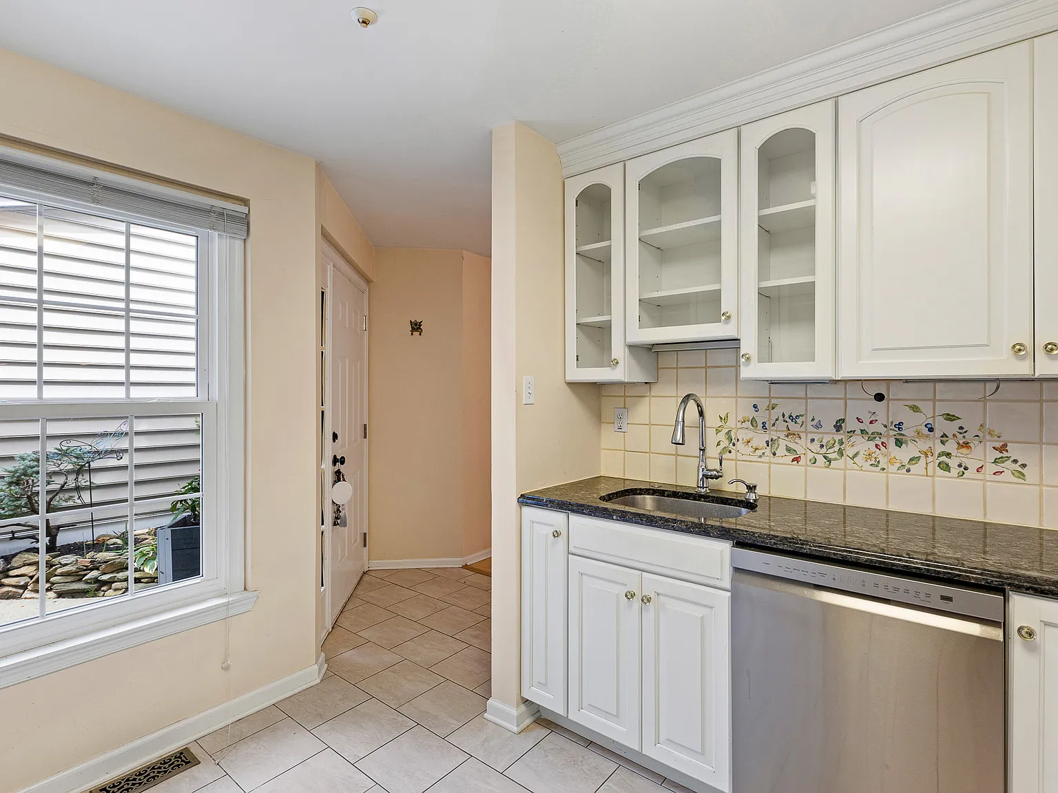 3 bed, 2100 sqft, $2,700 — Photo 4