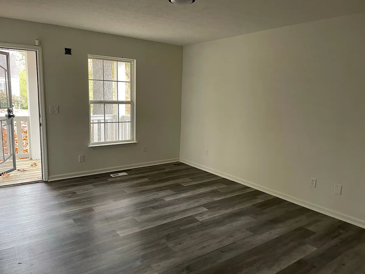 Building Photo - 907 Sylvan Dr