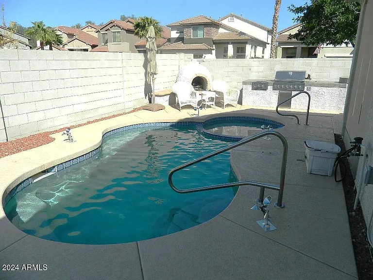 17210 W Elm St — Photo 2