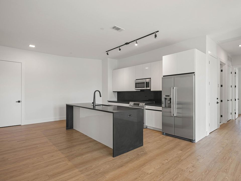 Open floor plan with a generous cooks kitchen, Bosch stainless appliances and 9'+ ceilings