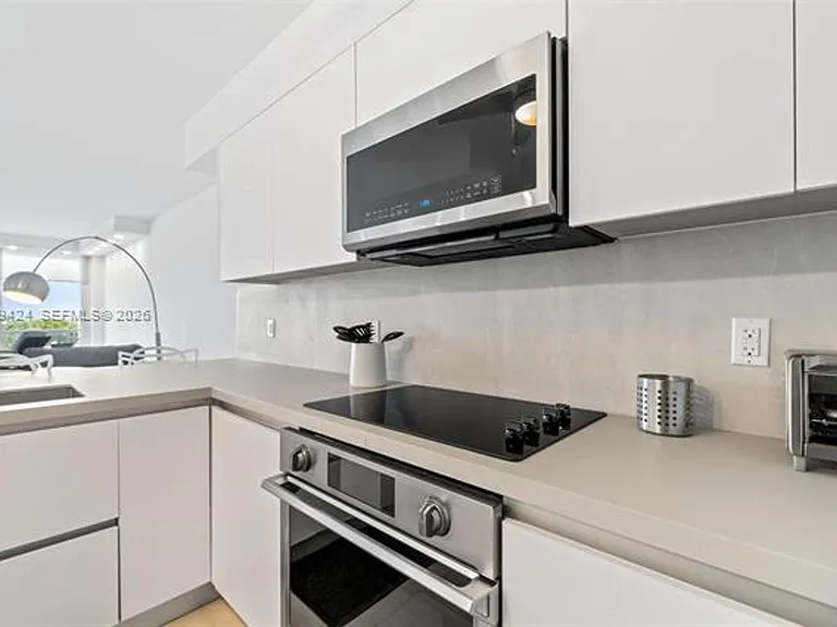 5700 Collins Ave #7J — Photo 8