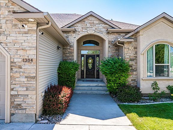 2nd image of 1384 Stoneridge Dr