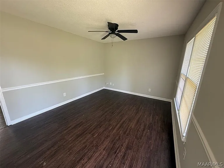 3211 Hackberry Ln — Photo 3