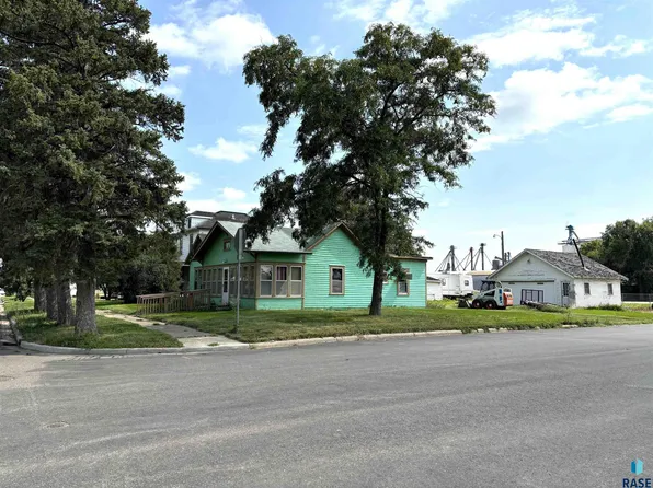 228 W 2nd St, Miller, SD 57362