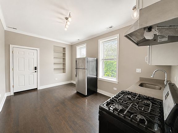 3rd image of 5409 S Winchester Ave #3R